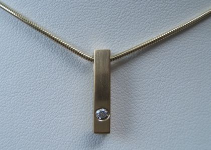 Strakke zilveren hanger met diamant