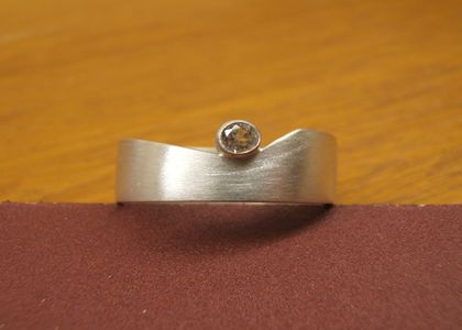 Zilveren gesmede ring bezet met een witte topaas