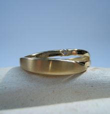 Ring 14 Karaats Geelgoud met Mat Blad en Diamant