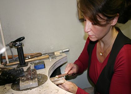 Daniëlle repareert en restaureert in haar atelier waardevolle en of dierbare sieraden. 