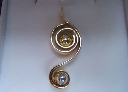 Gouden urnhanger met twee spiralen en witte parel