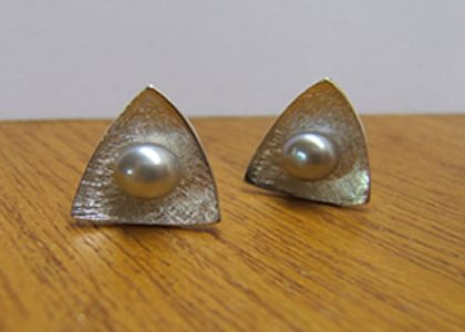 Driehoekige, holle, zilveren oorstekers met lichtgrijze zoetwaterparel 