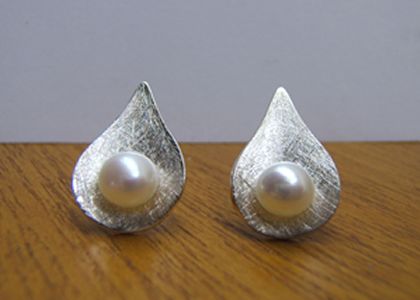 Druppelvormige, holle, zilveren oorsteker met witte zoetwaterparel