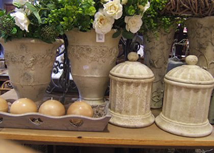 Mooie combinaties van potten, vazen, plateaus, bloemen en kaarsen