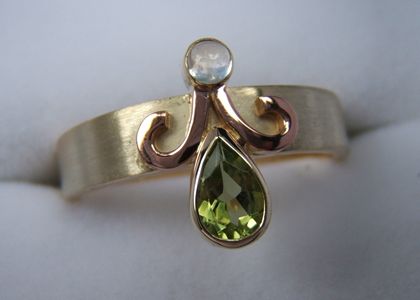 Prachtige gouden ring met combinatie van twee verschillende stenen en kleuren