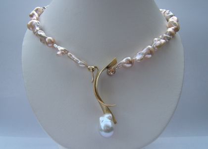 Collier van zacht wit roze Keshi parels met geelgouden siersluiting met natuurbruine diamant.