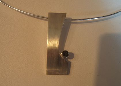 Strakke zilveren hanger met bruine steen, ook een workshop resultaat