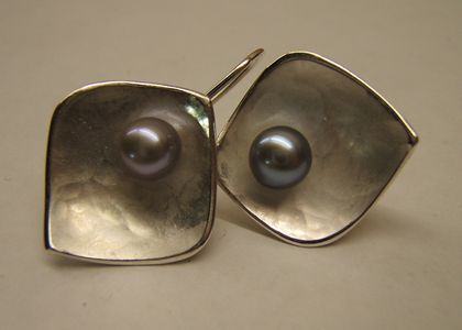 Bladvormige oorhangers met een grijs pareltje als dauwdruppel.