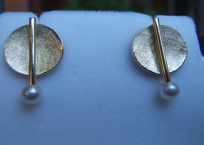 Zilveren oorstekers met een klein wit pareltje