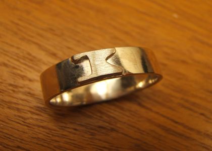 Zilveren ring met monogram, zelf ontworpen en gemaakt door een klant