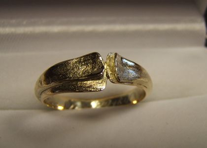 Een gouden ring van twee lagen die elkander omarmen met behoud van inscriptie