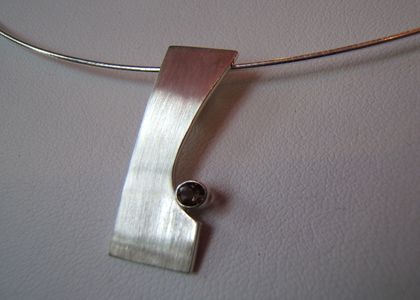 Voorbeeld van zelfgemaakte zilveren hanger bezet met rookkwarts