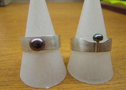 Zilveren ringen gesmeed met antraciet zoetwaterparels