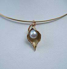 Collier Calla met Witte Zoetwater Druppelparel